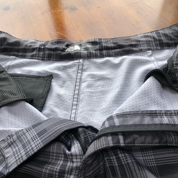 The North Face Gray Plaid Men's Shorts- size 32 - preloved - Picture 5 of 9